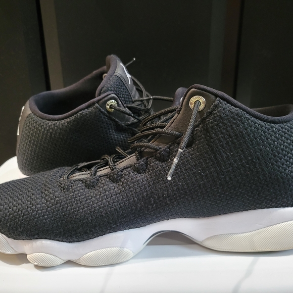 Jordan Horizon Low Black/White Sneakers with Cushioned Midsole and Modern Design